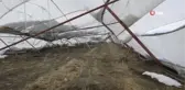 Karın ağırlığına dayanamayan seralar çöktü