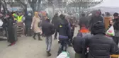 Ukrayna'dan ayrılmak zorunda kalanların Lviv tren istasyonundaki bekleyişi sürüyor