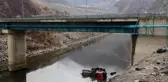 Virajı alamayan tır köprüden nehre düştü, sürücü baraj suları kapatılınca bulundu... O anlar kamerada