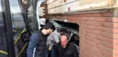 Beykoz'da pedalı sıkışan özel halk otobüsü dehşet saçtı: 6 yaralı- Otobüsün önünde sürüklediği otomobil evin duvarını kırıp içine girdi