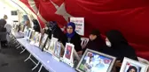 Evlat nöbetindeki aileler 917 gündür sorumlu buldukları HDP'nin kapısında