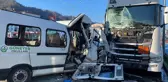 Okul servisi tırla çarpıştı! Öğrenciler can pazarının ortasında kaldı