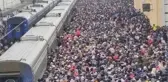 Mahşeri kalabalık! İşgalden kaçan Ukraynalılar trenle Polonya'ya akın ediyor