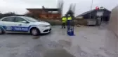 Ani dönüş yapmak isteyince, malzeme yüklü kamyon devrildi