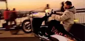BEĞENİ UĞRUNA... OMZUNDA TAŞIDIĞI ARKADAŞIYLA MOTOSİKLET SÜRDÜ