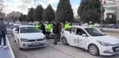 Kadın sürücü adaylarına karanfilli Dünya Kadınlar Günü kutlaması