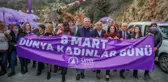 KADINLAR MOR ŞEMSİYE ALTINDA YÜRÜDÜ