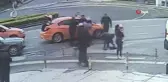Taksici ve yolcuların tekme tokat kavgası kamerada