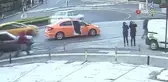 Taksici ve yolcuların tekme tokat kavgası kamerada