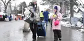 Ukraynalı savaş mağdurlarının Siret Sınır Kapısı'ndan Romanya'ya geçişleri devam ediyor