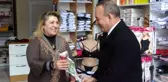Vali Öner'den çalışan kadınlara karanfil