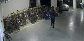 Otoparktan bisiklet ve elektrikli scooter çalan hırsız kamerada