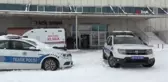 Kars'ta polis çocuğu kurtarmak için kendini aracın önüne attı
