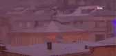 Pazarcılar yoğun kar yağışı altında tezgah açtı