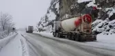 Zigana geçidi kar altında... Zincirsiz yola çıkan araçlar yüzünden trafik sık sık duruyor