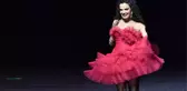Aslı Bekiroğlu çıktığı defilede topuklu ayakkabının azizliğine uğradı