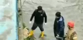 AYAMAMA DERESİ'NDE MAHSUR KALAN 3 KÖPEK KURTARILDI