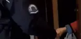 KADIKÖY'DE YARDIM İSTEYEN KADININ ALIŞVERİŞİNİ POLİS YAPTI