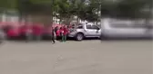 Öğrenciler için aracıyla okula kar taşıdı