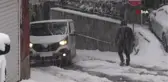 Sarıyer'de kar yağışından dolayı araçlar yokuşu çıkamadı
