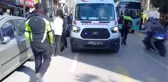 Sokakta bıçakla yaralanan genç hastaneye kaldırıldı