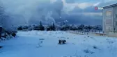 Bembeyaz kar yağışı altında, simsiyah TÜPRAŞ dumanı
