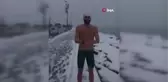 Karların üzerine yatıp denize girdi