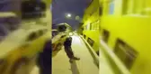 Üsküdar'da karla kaplı sokakta snowboard keyfi