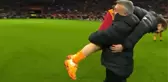 Derbinin hareketi Domenec Torrent'ten! Maç biter bitmez Kerem Aktürkoğlu'nu omuzlarına aldı