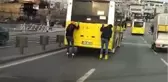 Unkapanı Köprüsü'nde gençlerin tehlikeli yolculuğu kamerada