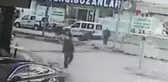 Polislerin gözü önünde yaya çarptı... Kazada kadın yaya ağır yaralandı erkek yaya ise adım farkıyla kazadan kurtuldu