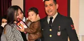 Devlet övünç madalyası ve beratını almaya 2.5 yaşındaki oğlu ile geldi, davetliler gözyaşını tutamadı