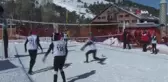 Kar üstünde voleybol nefesleri kesiyor