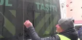 Resim tutkusunu araçların tozlu camlarına yansıtıyor