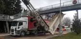 Tırın açık kalan dorsesi üst geçide çarpıp asılı kaldı