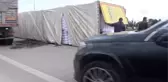 Devrilen pamuk yüklü tırdaki 2 kişi yaralandı