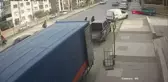 Otomobil çarpan 12 yaşındaki Duru yaralandı; kaza kamerada