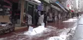 Samsun'da etkili olan kar yağışı sonrası canı sıkılan esnaf kardan mezar yaptı