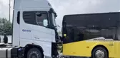 Sancaktepe'de ters yöne giren tır ile İETT otobüsü kafa kafaya çarpıştı