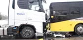 Sancaktepe'de tırla çarpışan İETT otobüsünün sürücüsü yaralandı