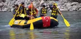 Şırnak'ta şehitler anısına rafting yapıp Türk bayrağı ve pankart açtılar