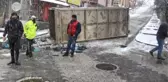  ATAŞEHİR'DE KAYGANLAŞAN YOLDA SEBZE YÜKLÜ KAMYONET DEVRİLDİ