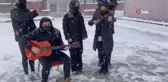 Kar altında duygulandıran türkü... Şehitler için 'Çanakkale Destanı' türküsünü seslendirdiler