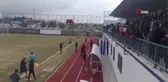 Rakip oyunca kafa attı, saha karıştı