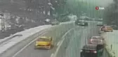 Yoğun kar yağışının beraberinde getirdiği zincirleme kaza kamerada