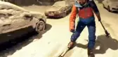 Beden öğretmeni her kar yağışında caddeleri kayak pistine çeviriyor
