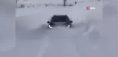 Yolda ilerlemek isteyen cip kara gömüldü
