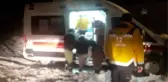 75 yaşındaki Cemile nine ayaklarındaki karları temizledikten sonra ambulansa bindi