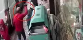 Alışveriş yapan annesini dükkanın önünde bekleyen çocuğa yumruklu saldırı kamerada