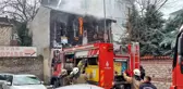 Fatih'te 2 katlı tarihi yapı alevlere teslim oldu